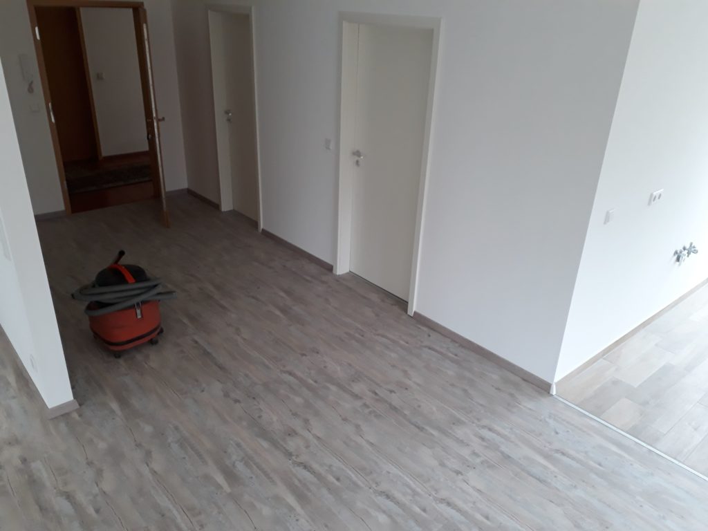 Verlegen eines Laminat-Fussbodens in einer Maisonette-Wohnung