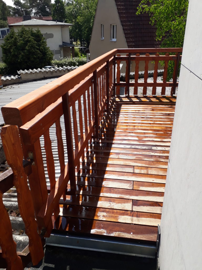 Rekonstruktion aufgeständerter Balkon mit Thermo-Esche-Terrassendeck und Holz-Brüstungsgeländer