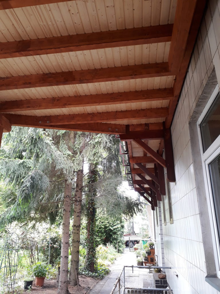 Rekonstruktion aufgeständerter Balkon mit Thermo-Esche-Terrassendeck und Holz-Brüstungsgeländer