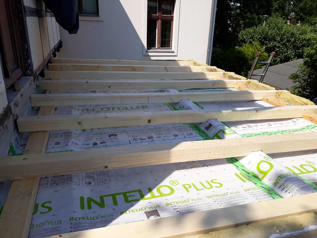 Sanierung einer undichten Betondachkonstruktion durch den Neuaufbau eines mit Zellulose-Einblasdämmung gedämmten Pultdaches und oben aufgelegter Thermo-Eschen Dachterrasse