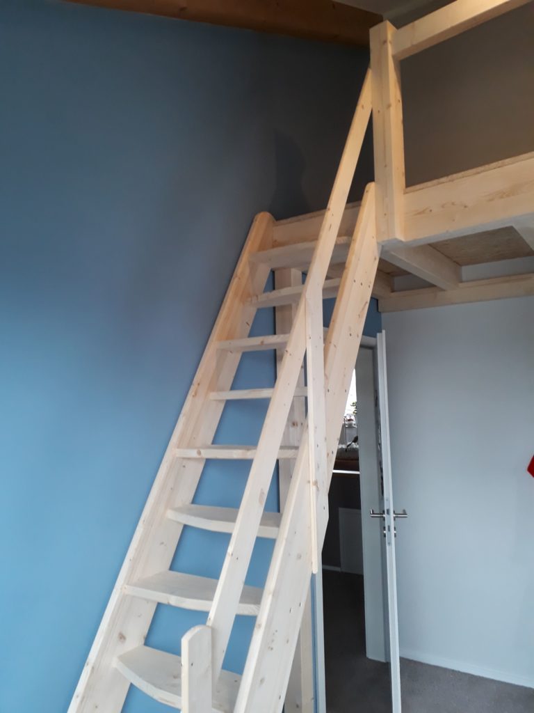 Einbau eines Schlafbodens mit Raumspartreppe in ein Kinderzimmer