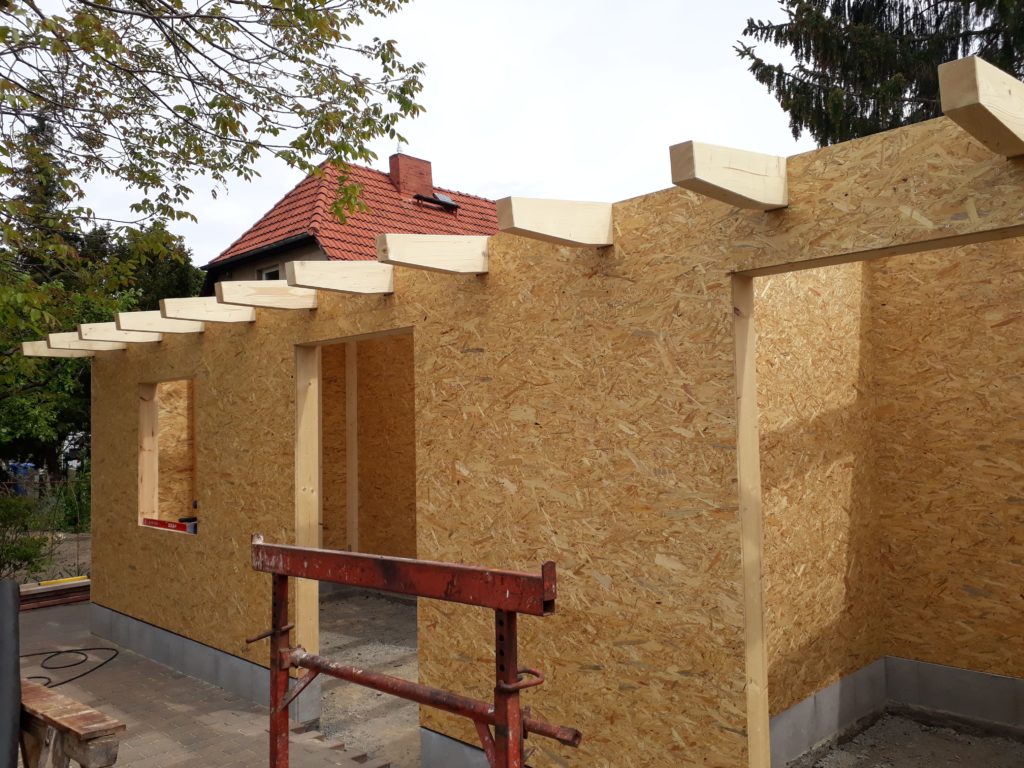 Neubau von Gartenhäusern in Holzrahmenbauweise mit Boden-Deckel-Holzfassade aus sibirischer Lärche