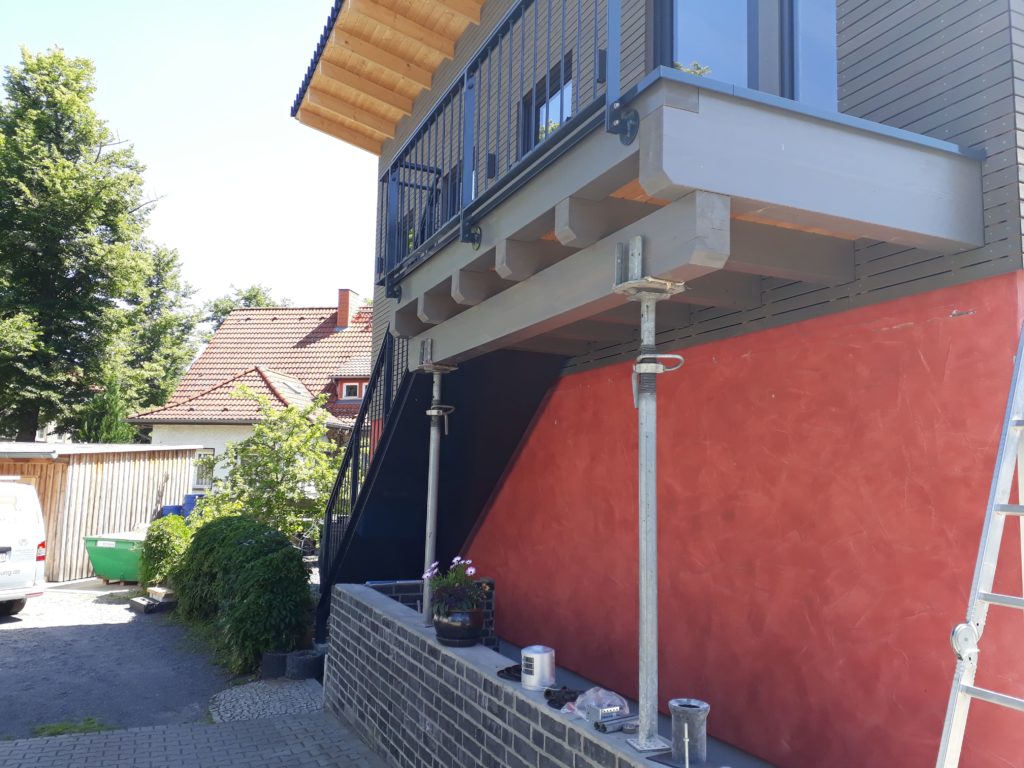 Holzrahmenbau-Aufstockung eines Büro- und Lagergebäudes  mit aufgeständertem Treppenpodest und einer waagerechten Rhombusleisten-Fassade in sibirischer Lärche