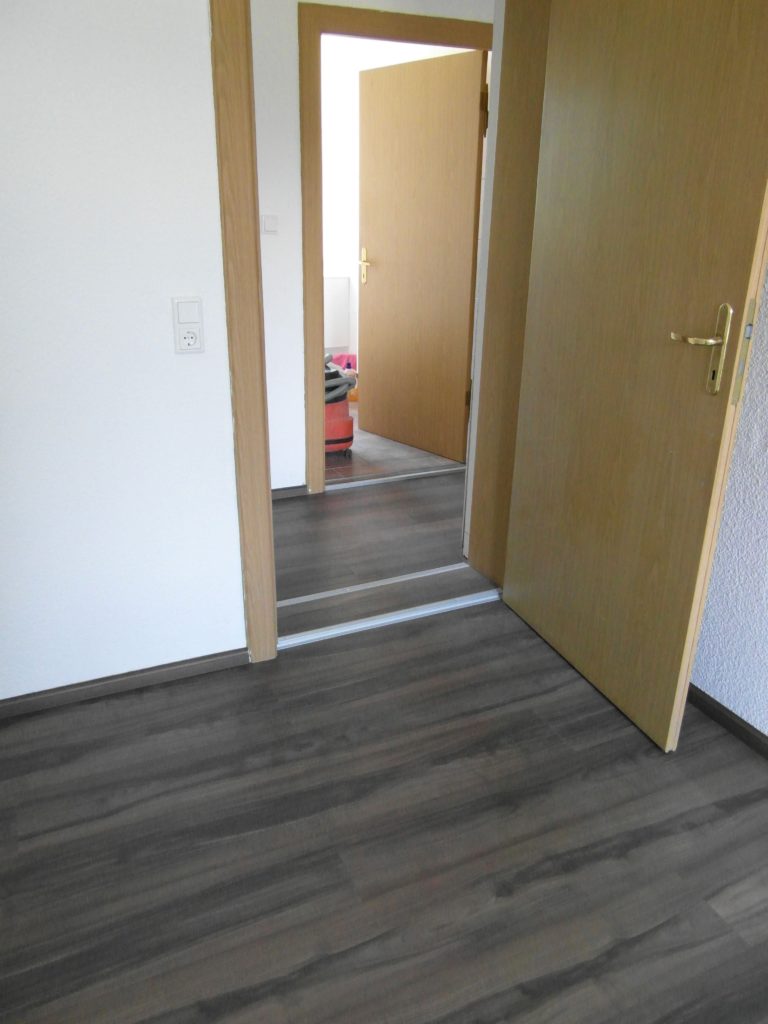 Verlegen eines PVC-freien Design-Fussbodens in einer Altbau-Wohnung