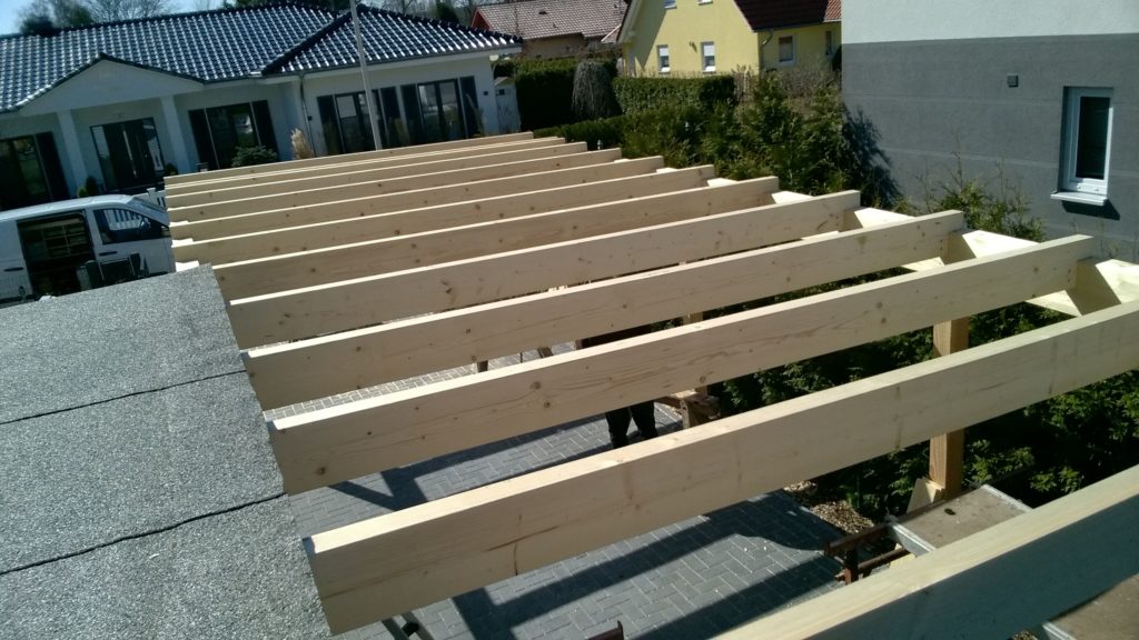 Carport mit Abstellraum in Holzrahmenbau und waagerechter Holzfassade in europäischer Lärche