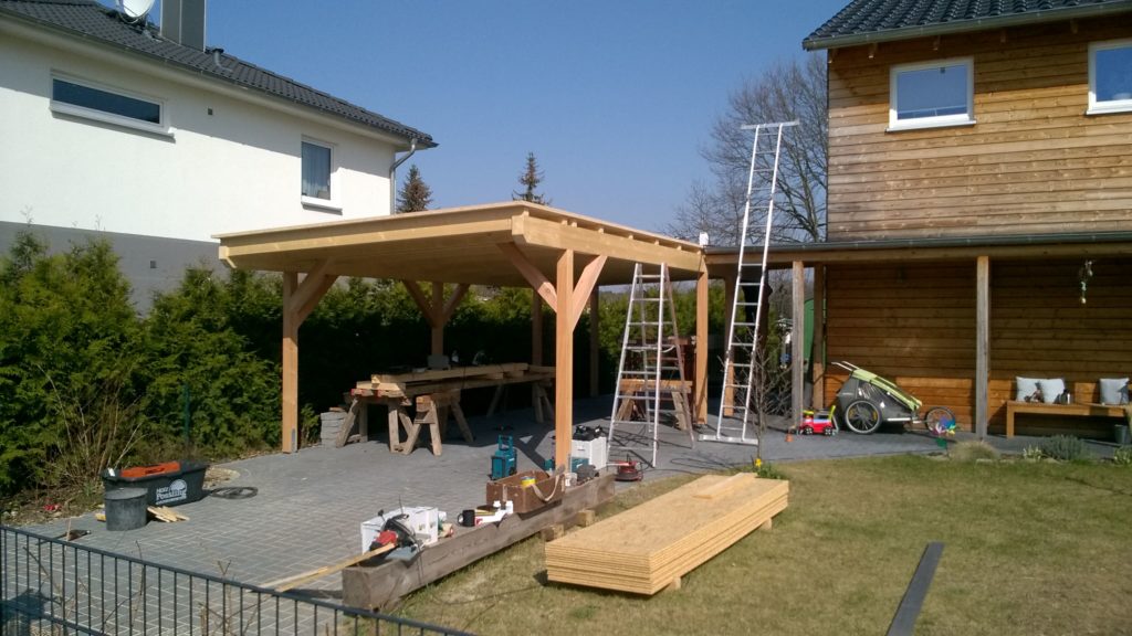 Carport mit Abstellraum in Holzrahmenbau und waagerechter Holzfassade in europäischer Lärche