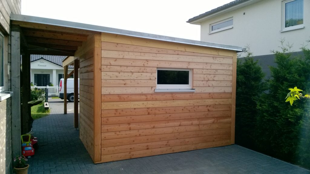 Carport mit Abstellraum in Holzrahmenbau und waagerechter Holzfassade in europäischer Lärche