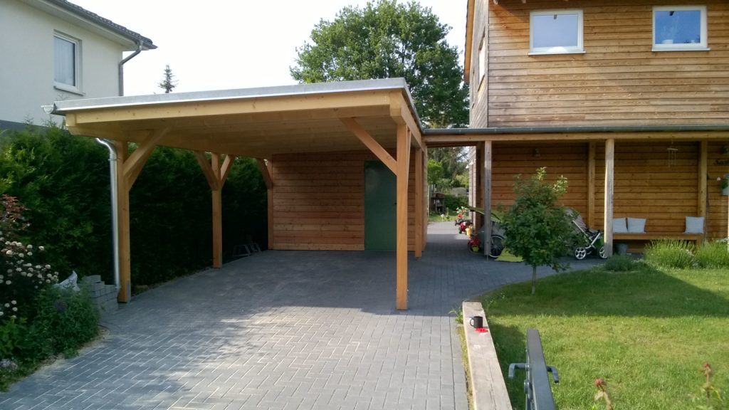 Carport mit Abstellraum in Holzrahmenbau und waagerechter Holzfassade in europäischer Lärche